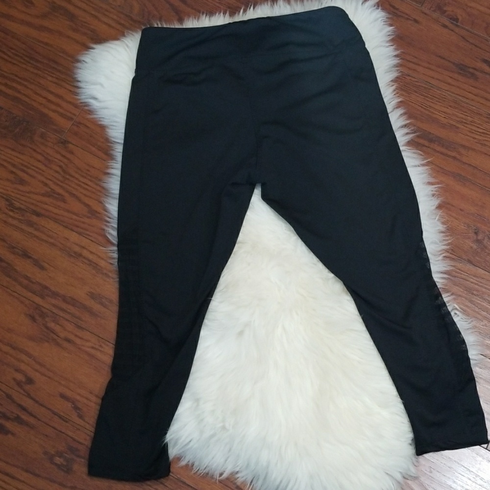 Take A Walk Cut out Athletic Capris - Picture 5 of 7